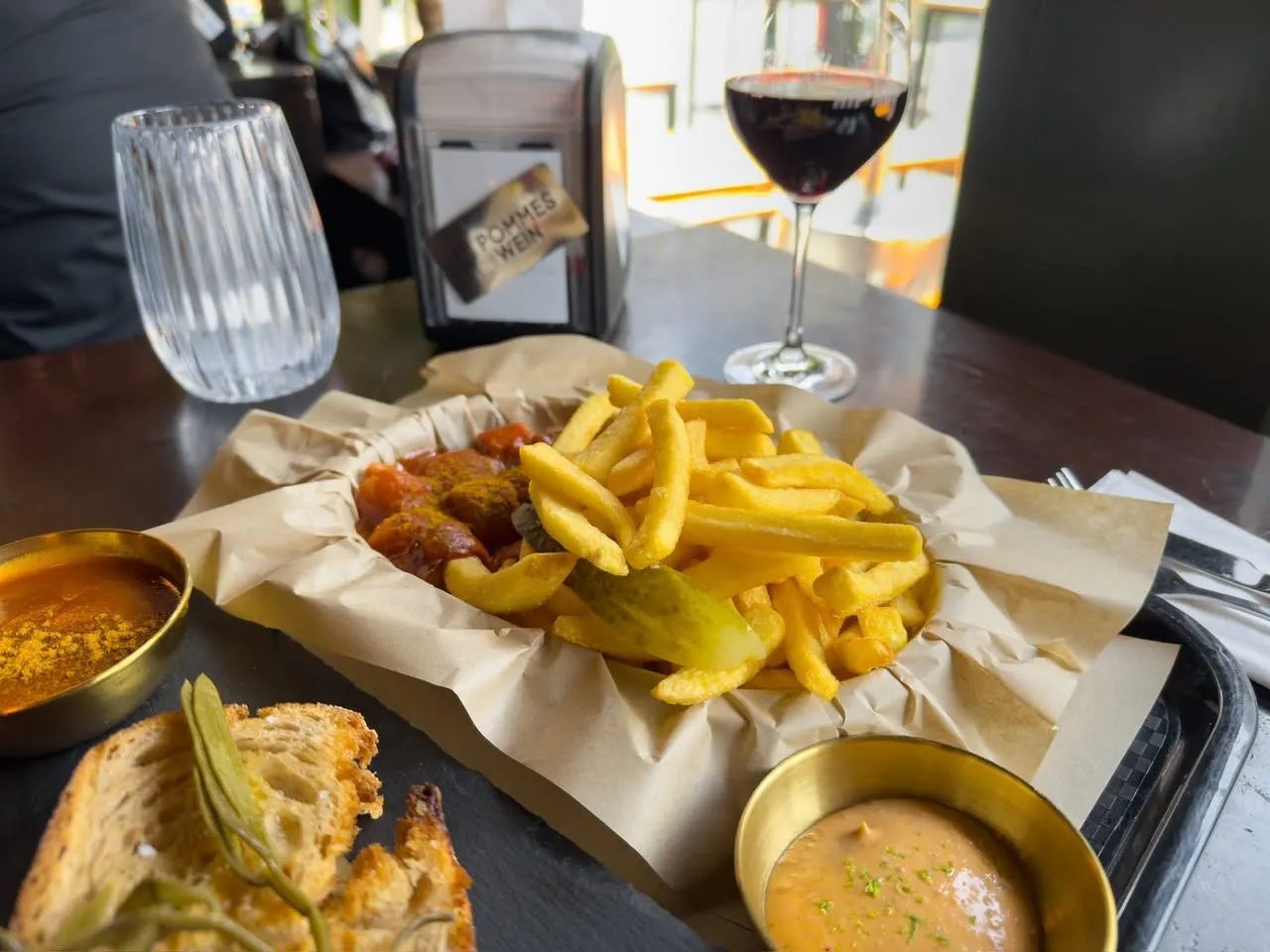 Currywurst mit Pommes