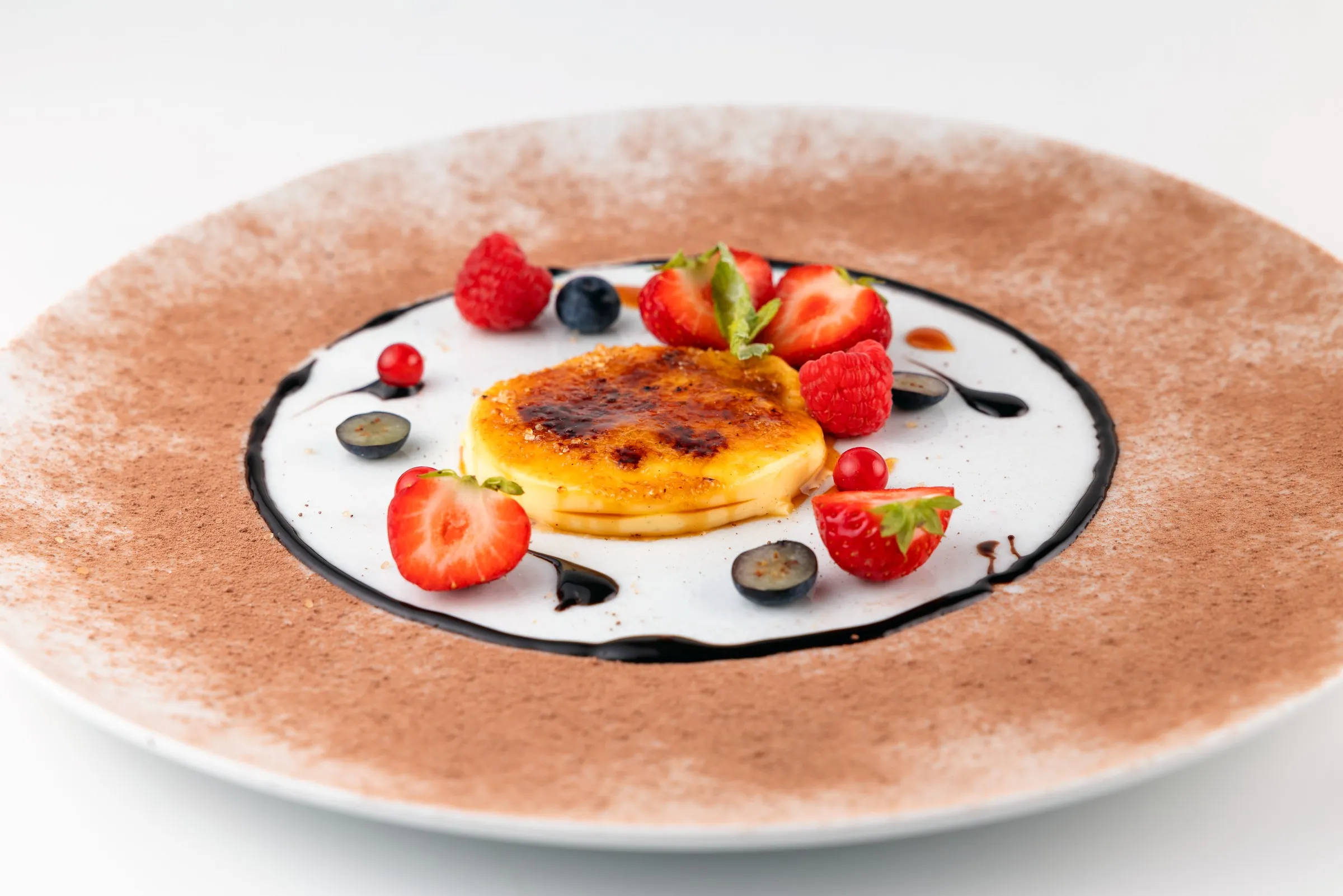 Crème brûlée mit frischen Beeren