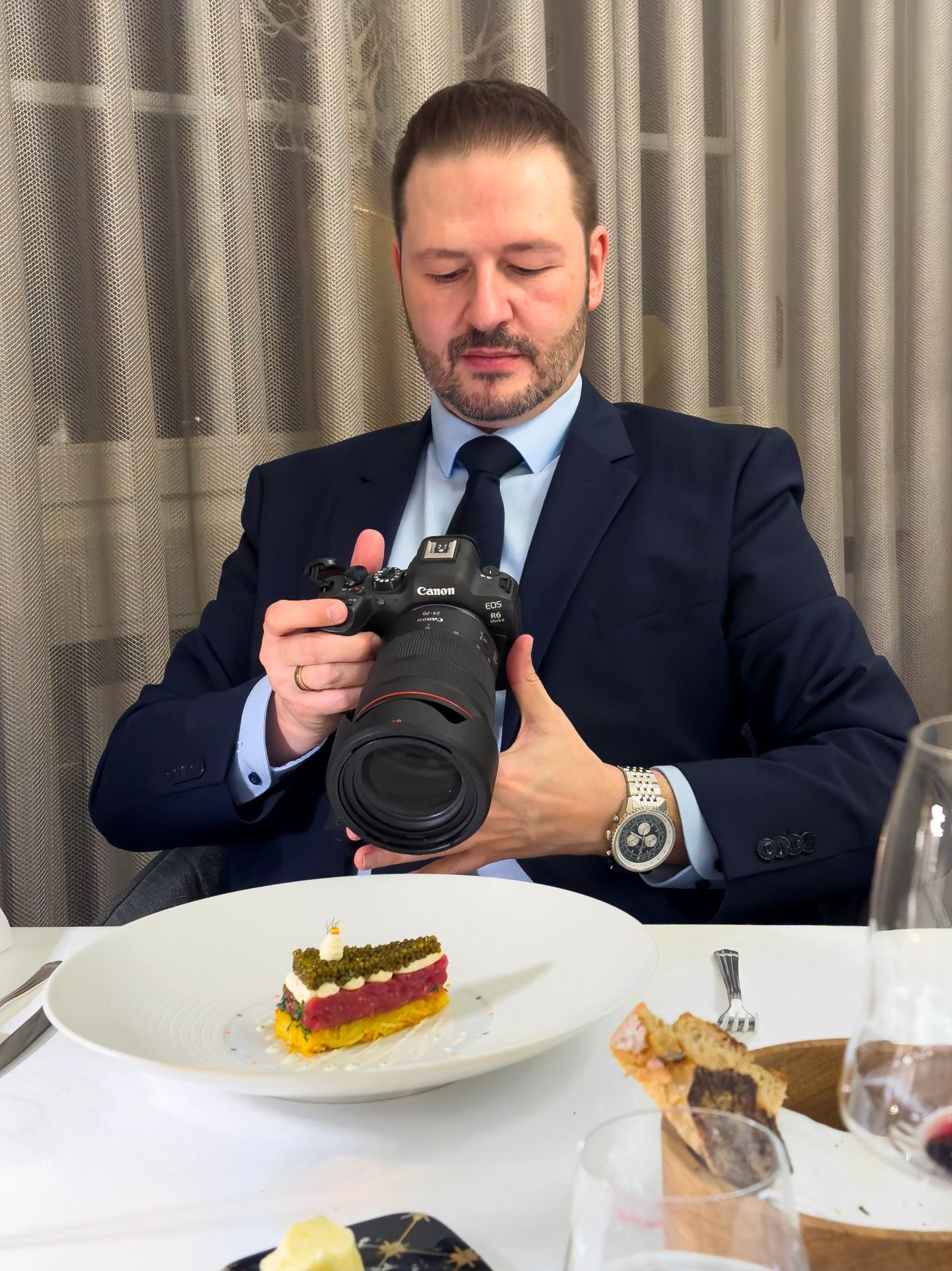 Sascha Perrone mit Kamera am Tisch im Waldhotel Sonnora