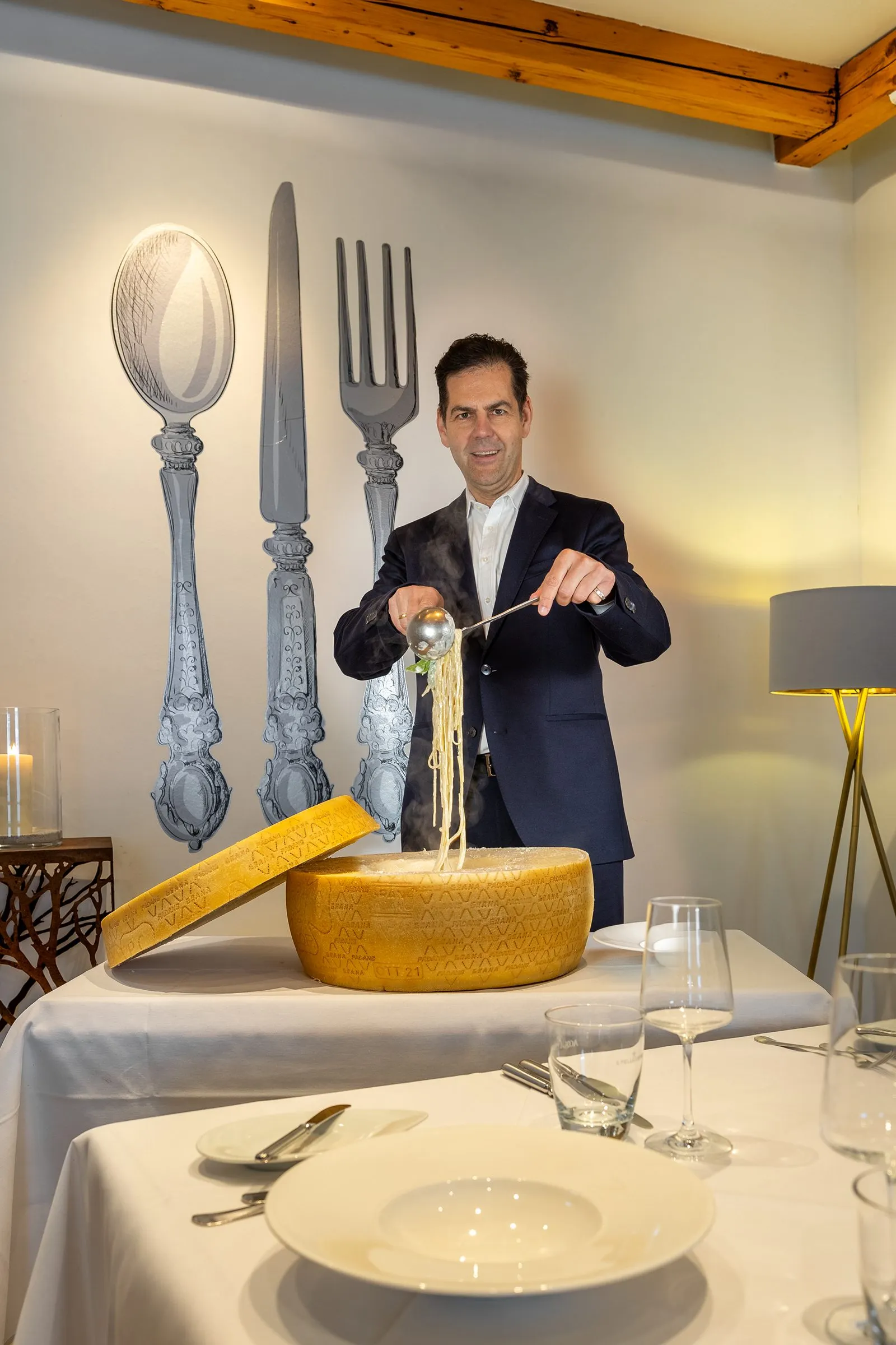 René Di Nardo mit der Pasta aus dem Parmesanlaib