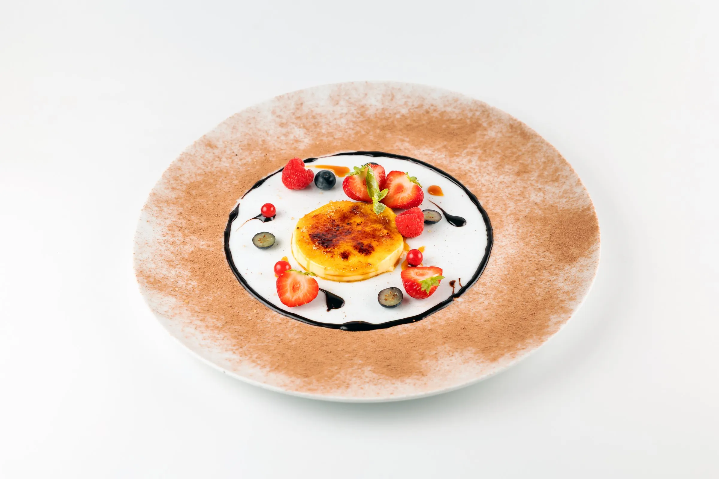 Crème brûlée mit frischen Beeren