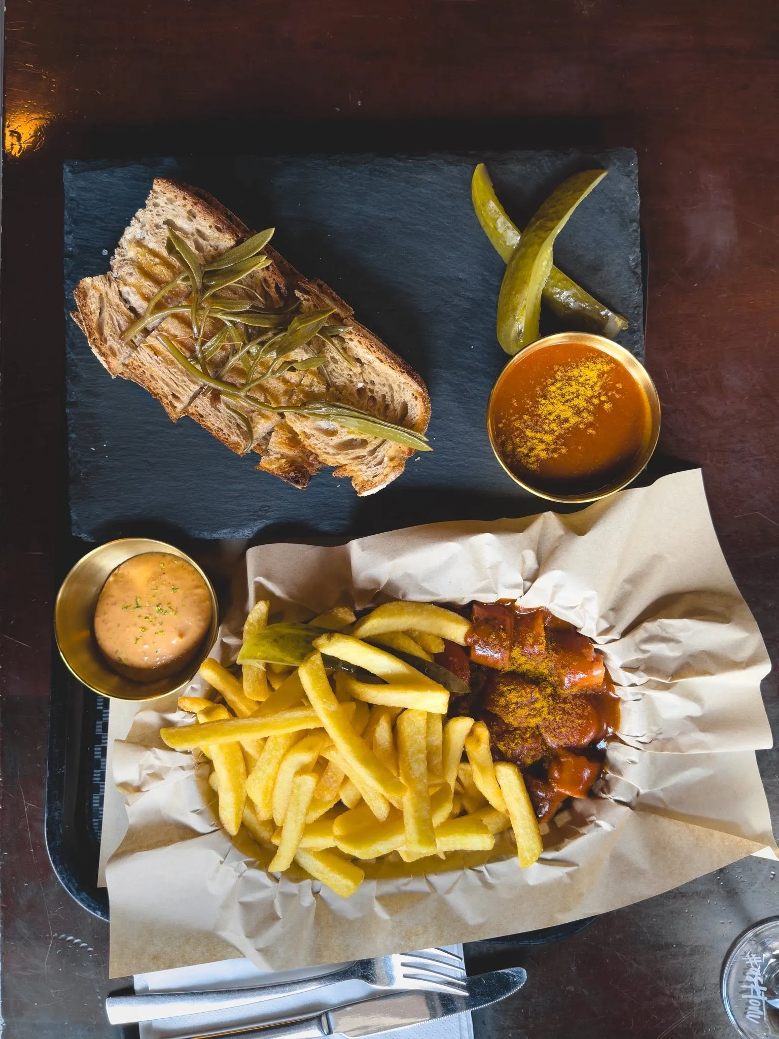Grilled Cheese Sandwich und Currywurst mit Pommes
